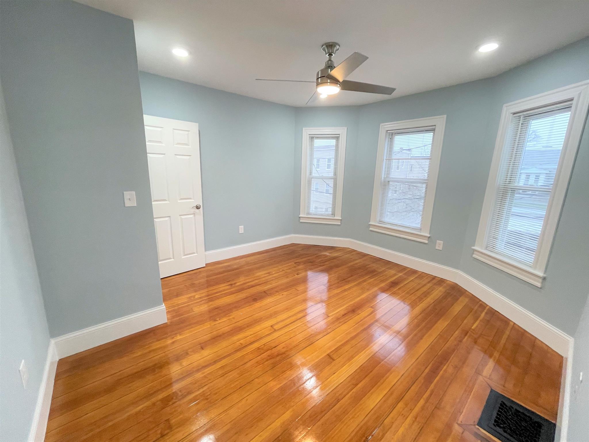 3 Mossland St, Porter Square