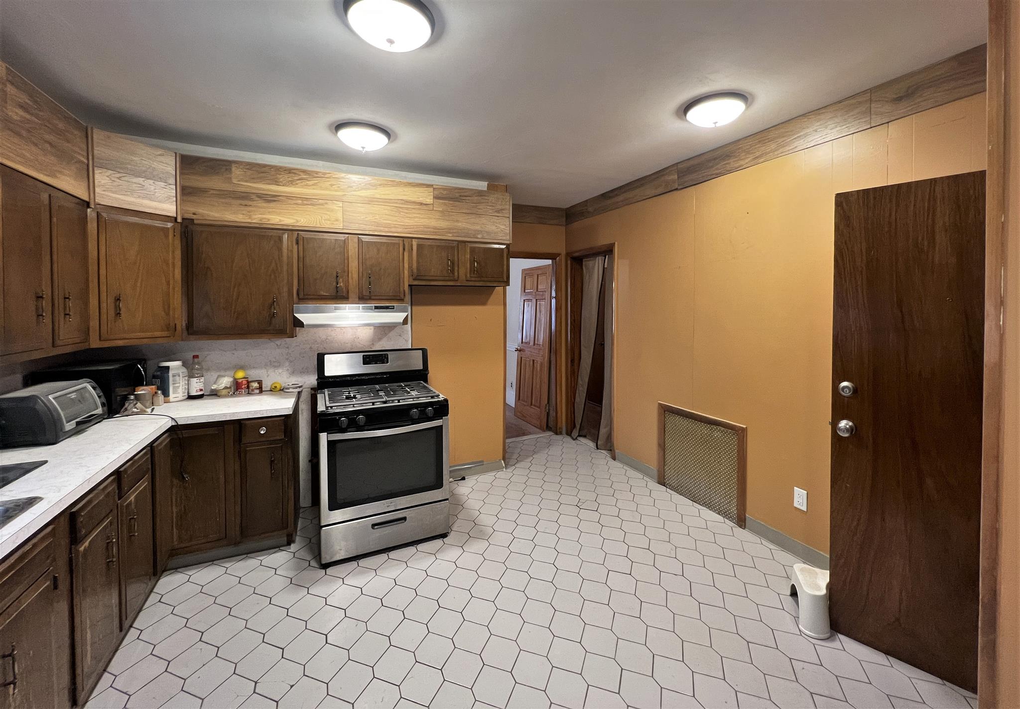 91 Bartlett St, Magoun Square