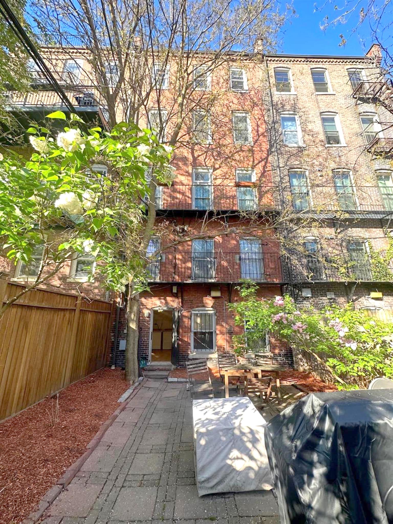 16 Yarmouth St, Back Bay