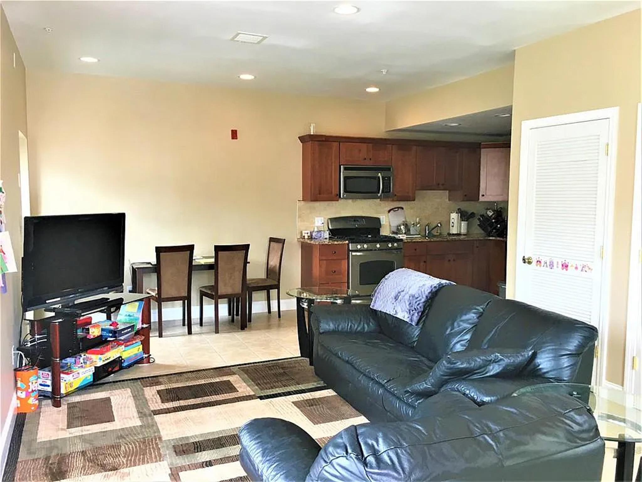 910 Saratoga St, East Boston