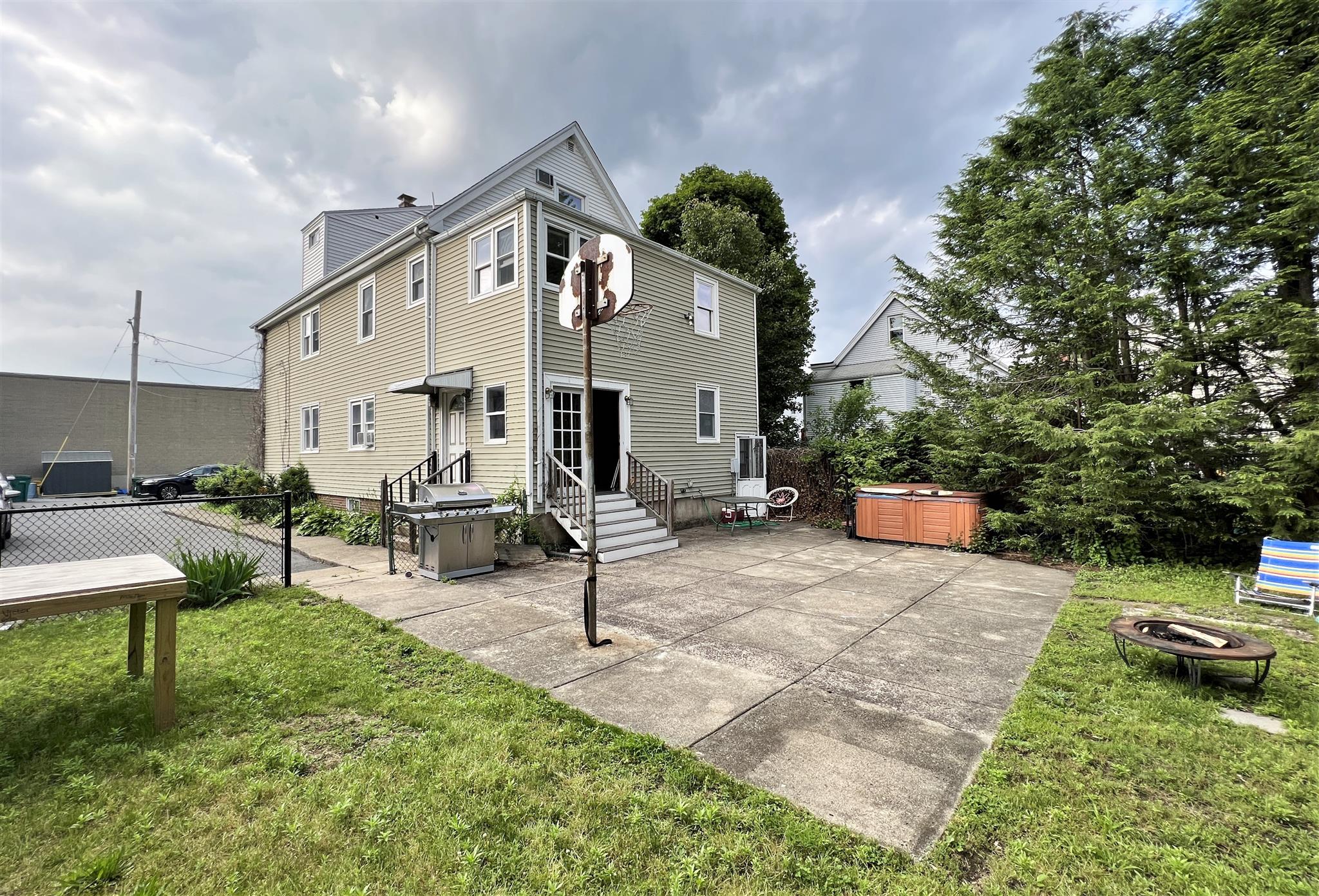 10 Winchester Ct, Medford