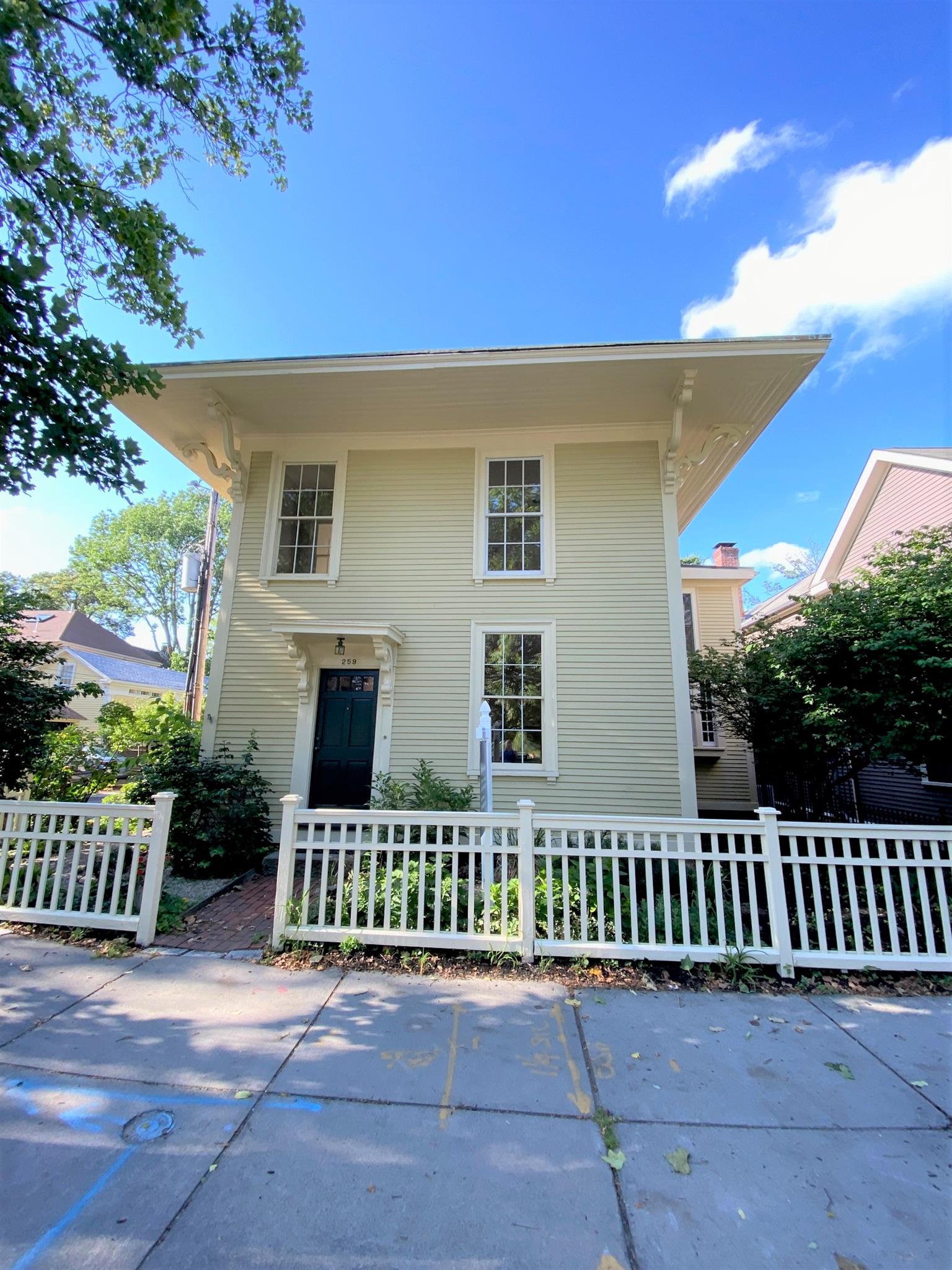 259 Mount Auburn St, Harvard Square