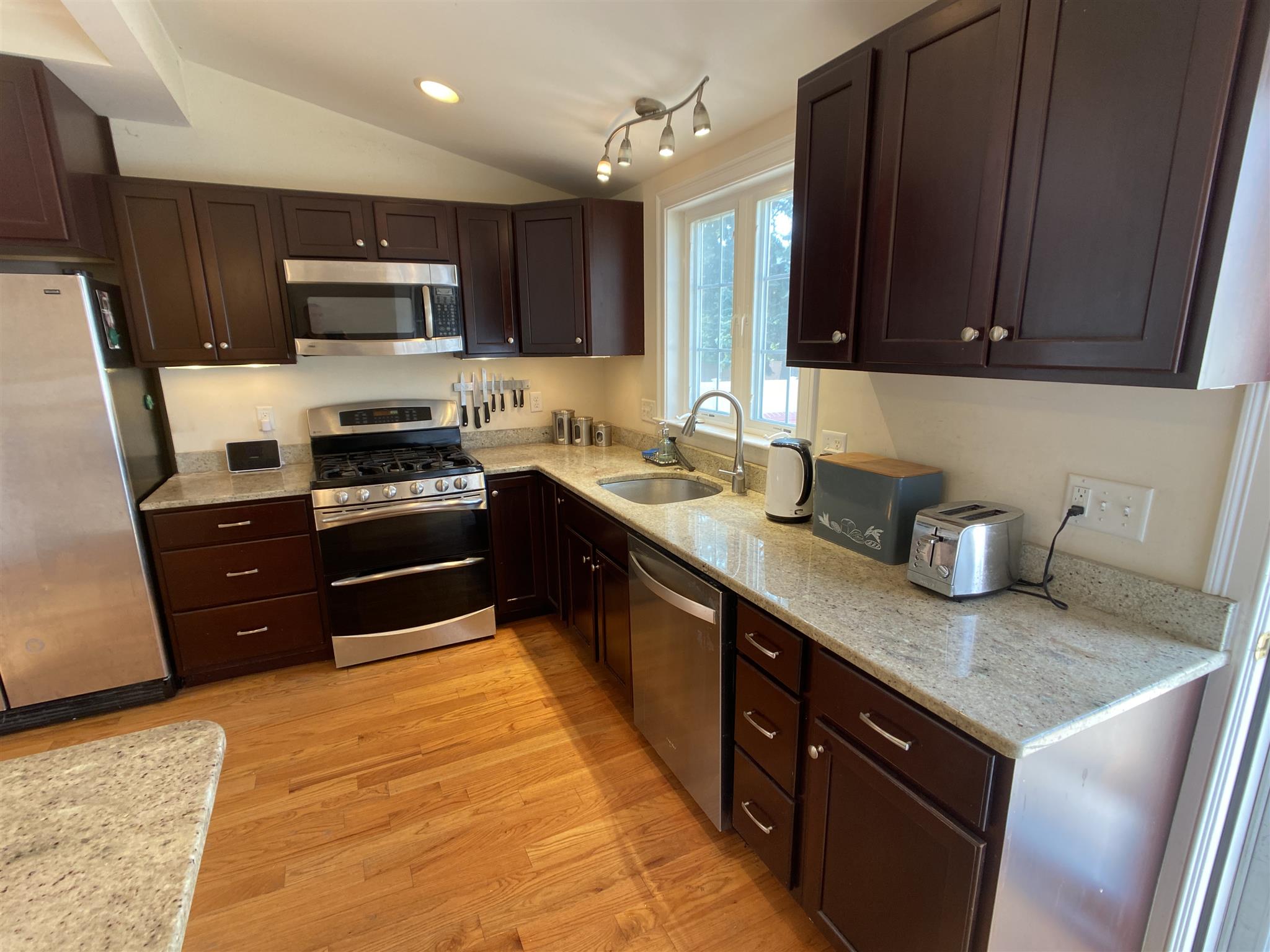 9 Winthrop Ct, Medford