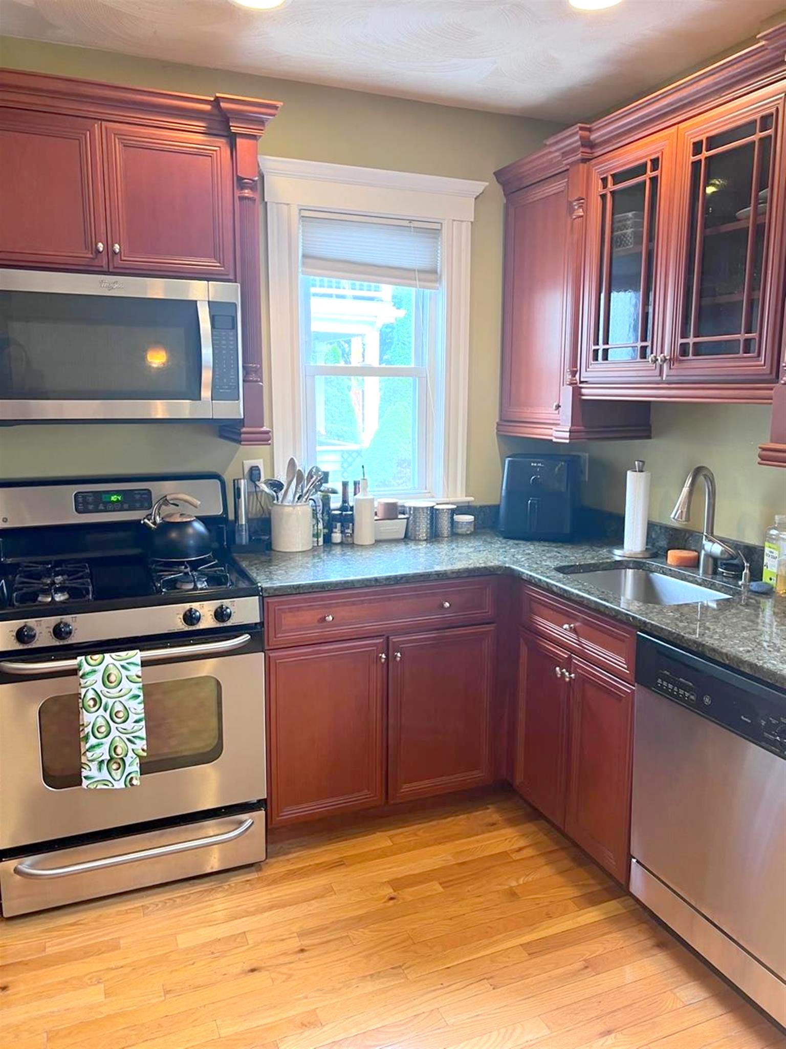 977 Broadway, Davis Square