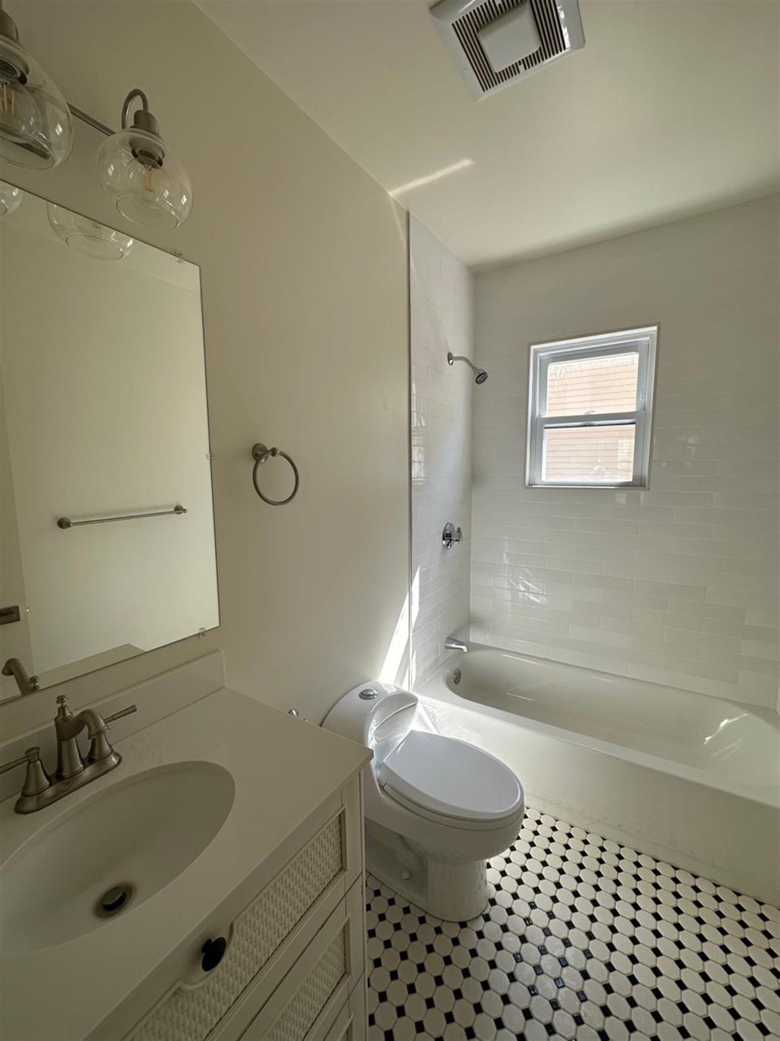 9 Bartlett St, Magoun Square