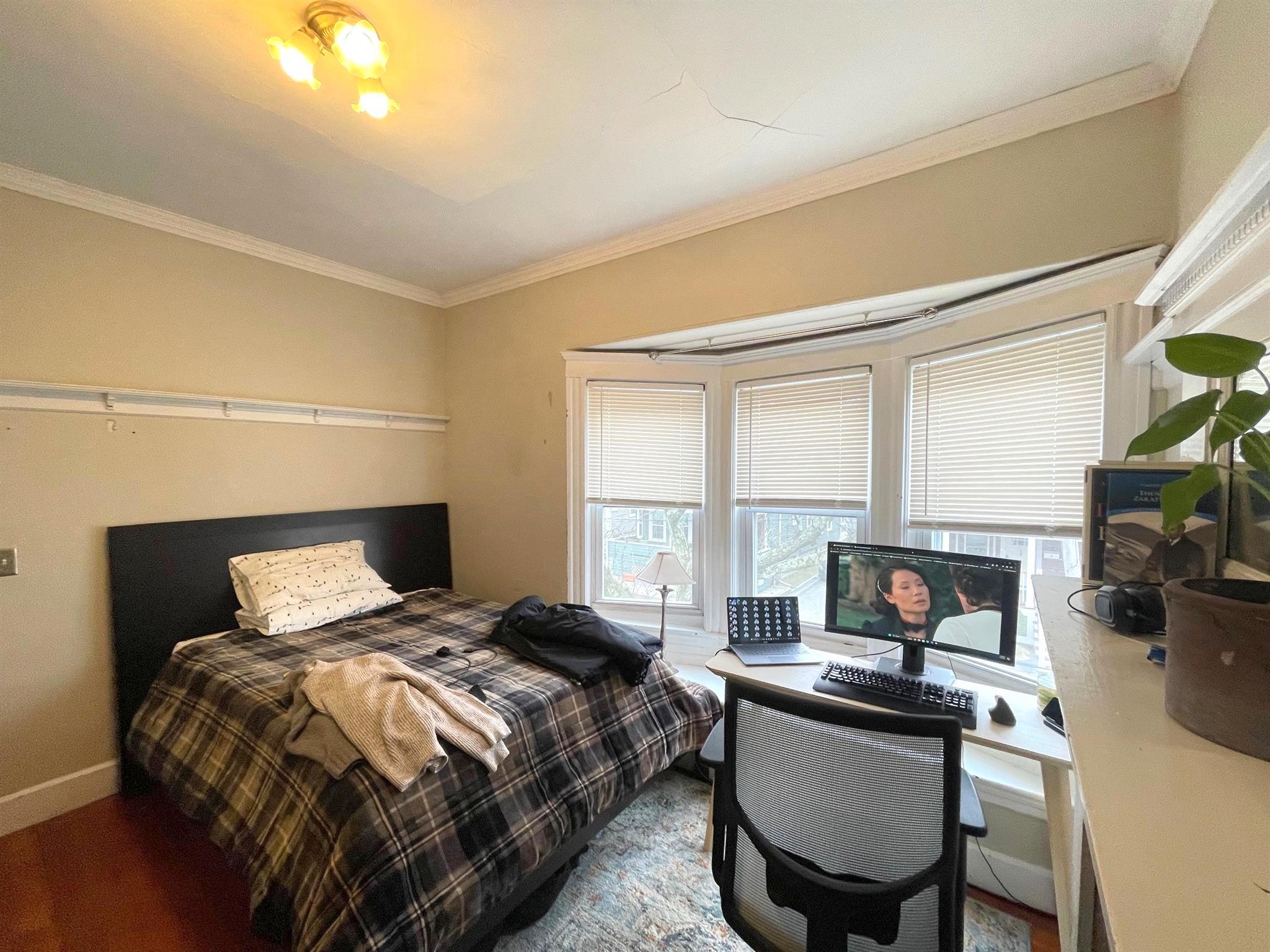 52 Simpson Ave, Tufts