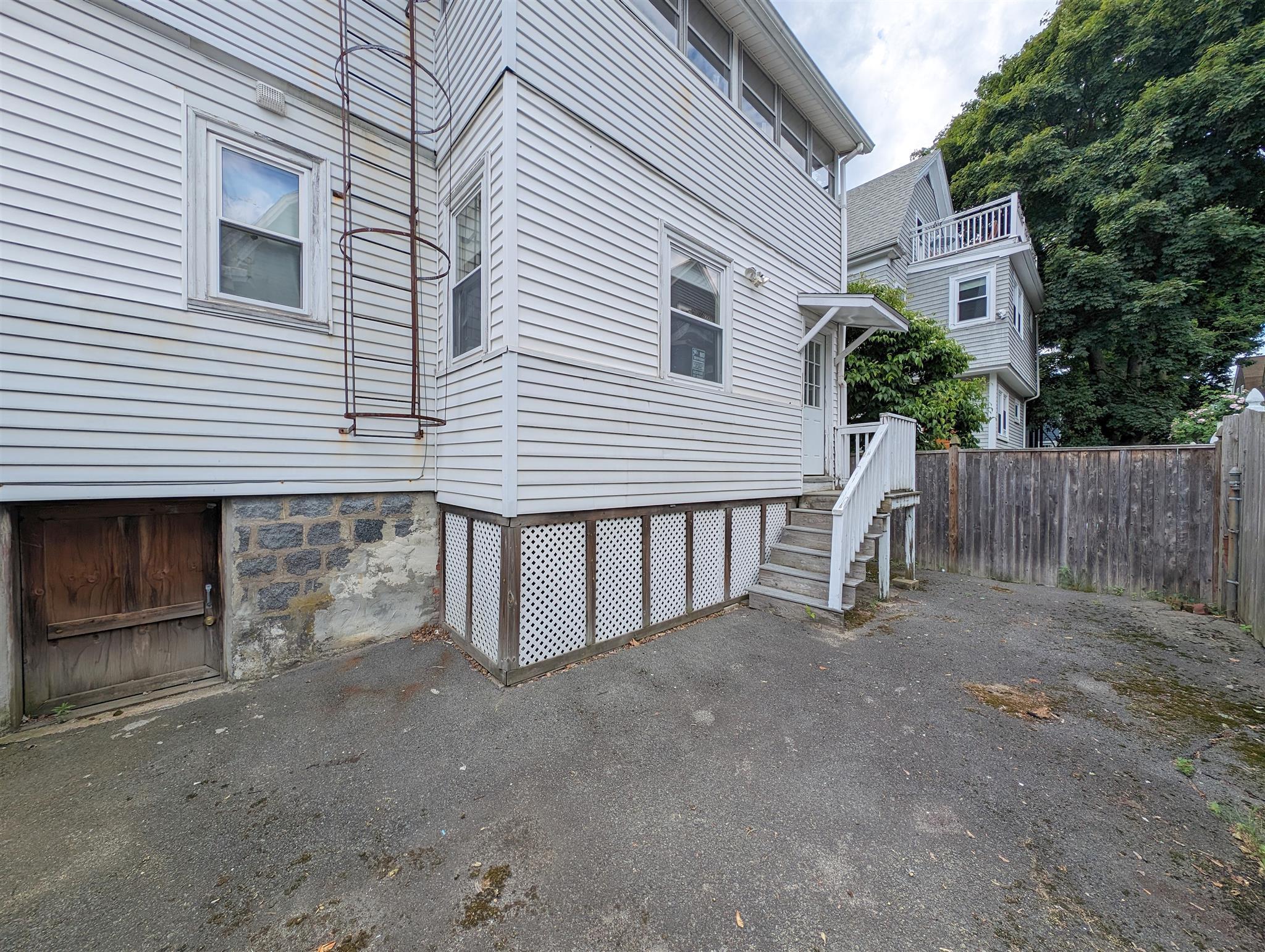 171 College Ave, Tufts