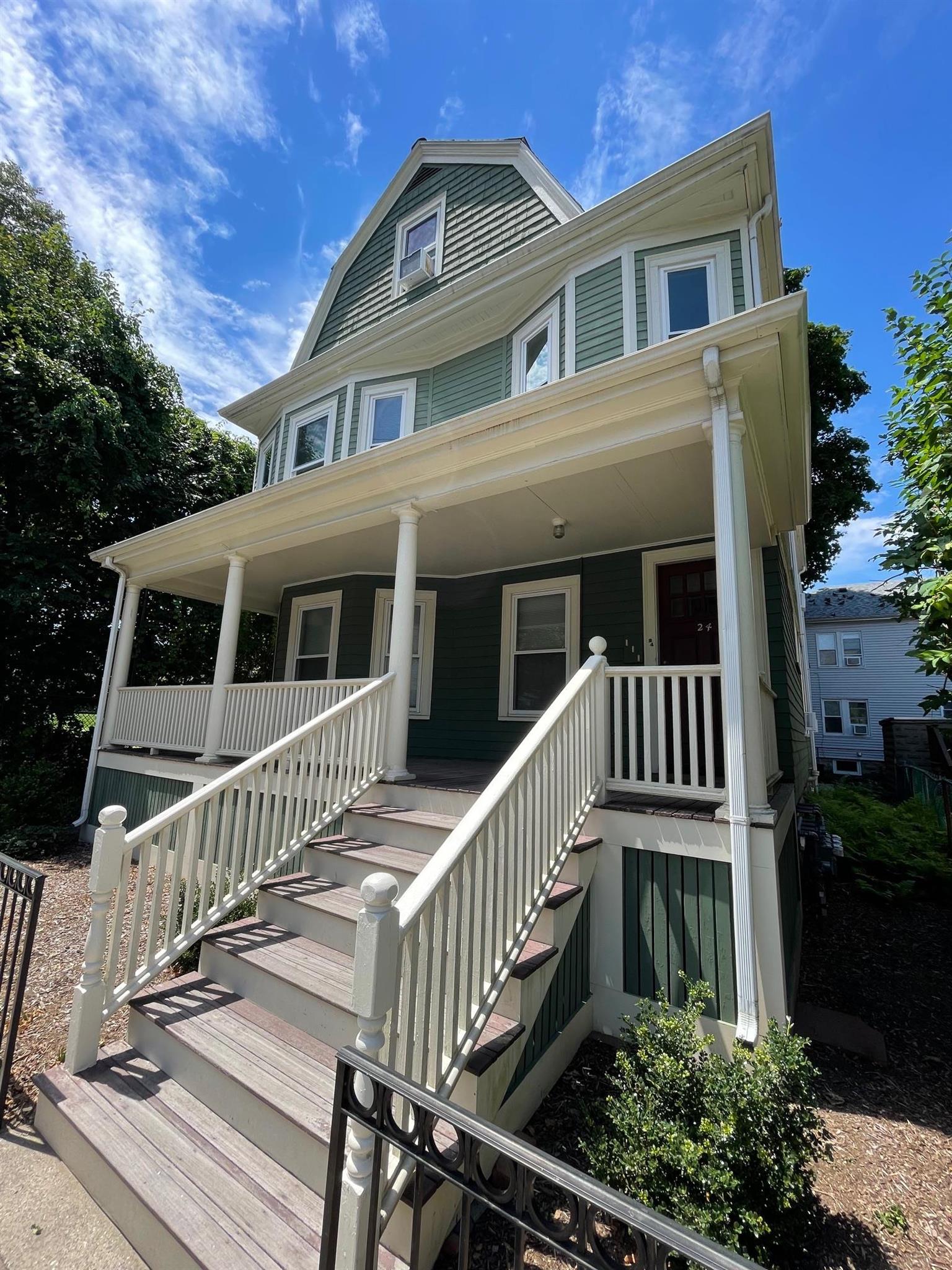 24 Simpson Ave, Tufts