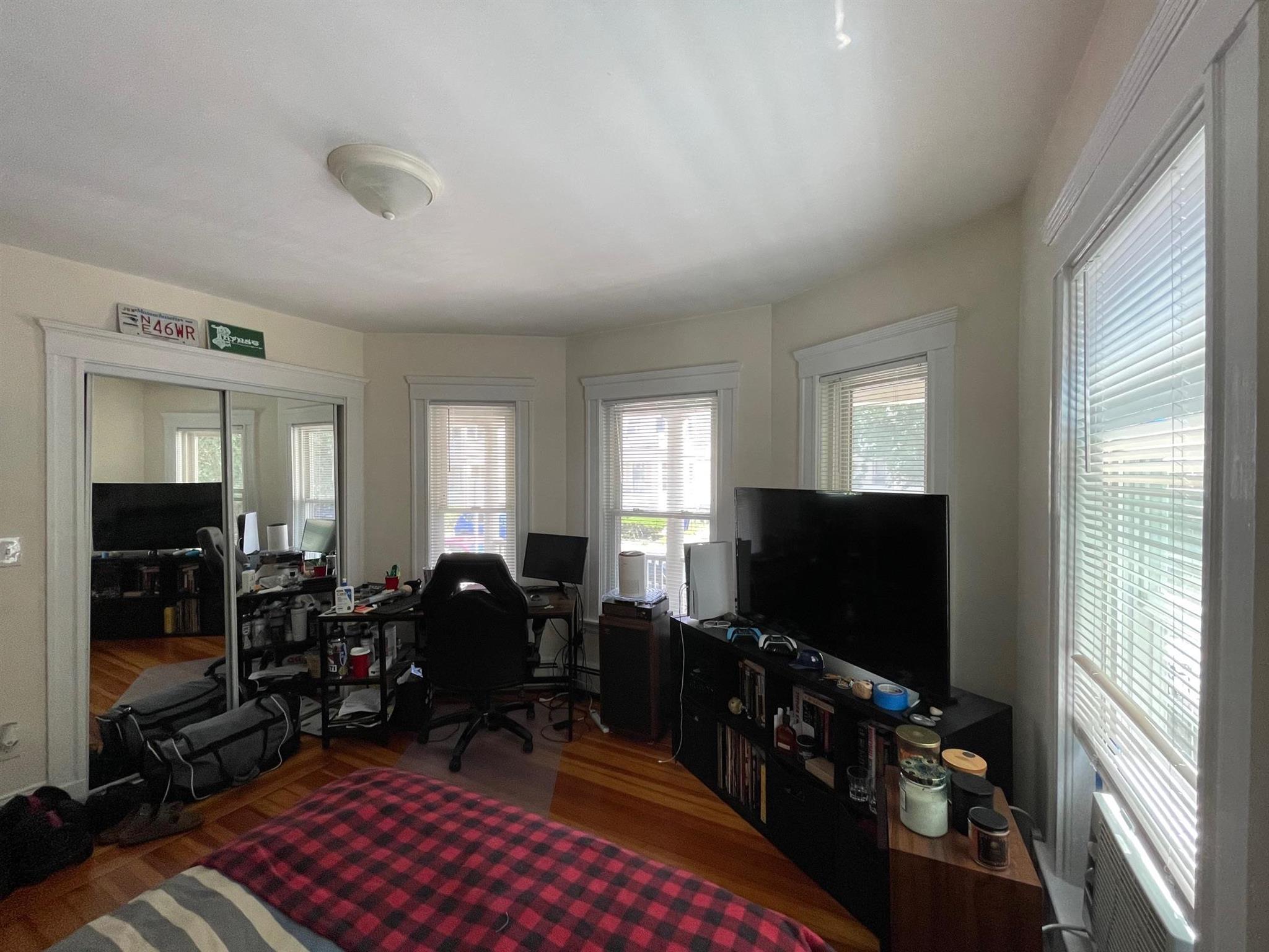 24 Simpson Ave, Tufts