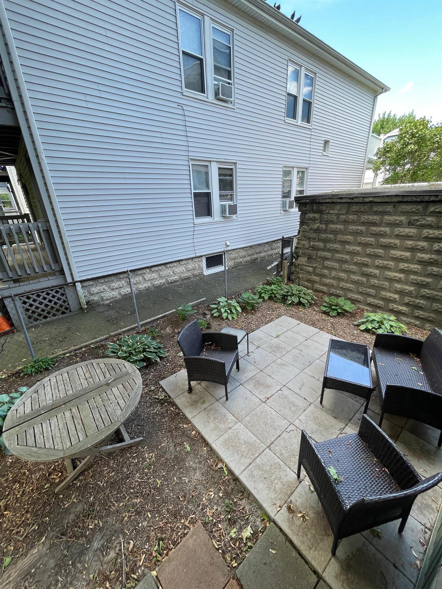 24 Simpson Ave, Tufts