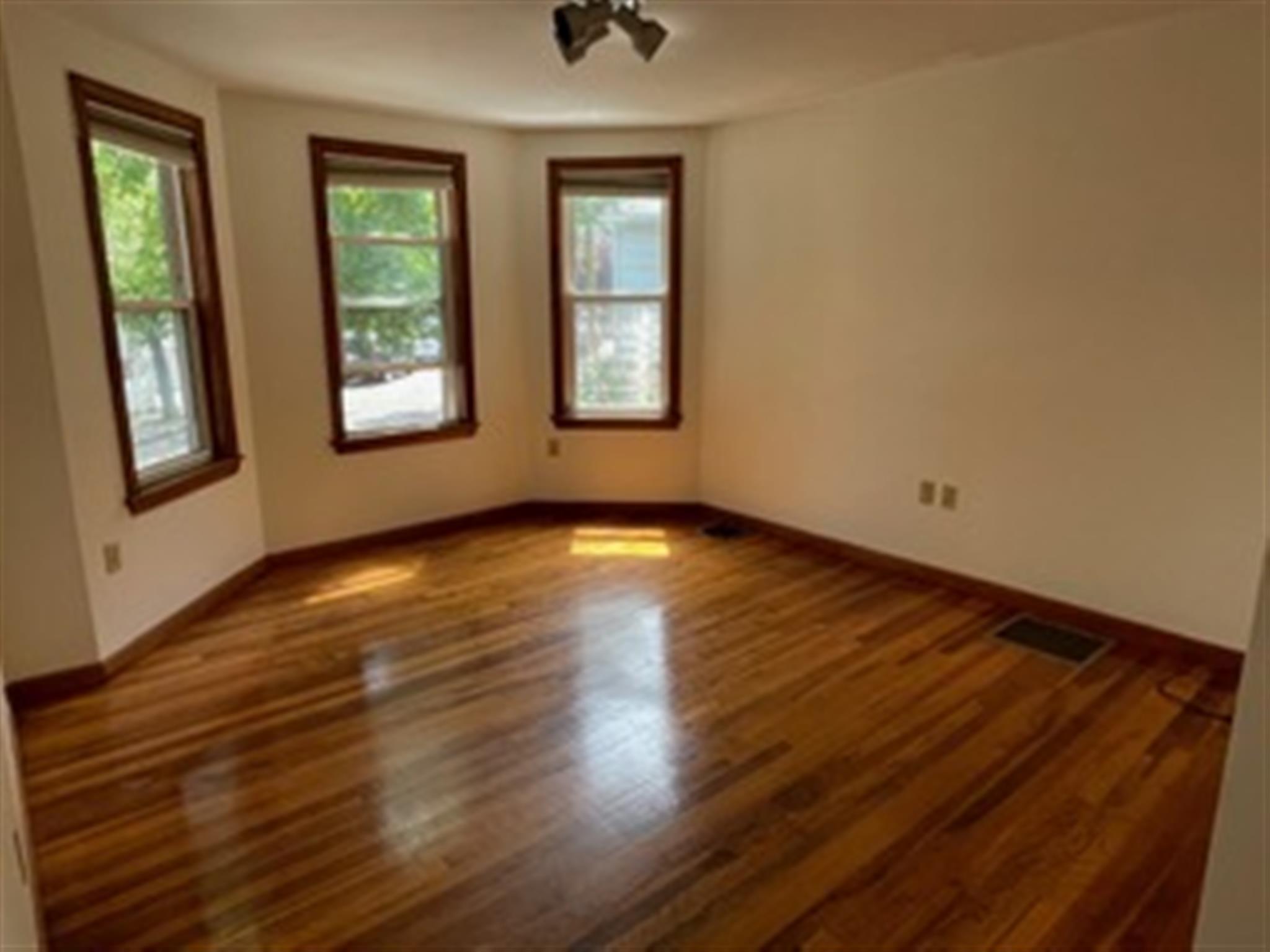 13 Dickinson St, Ward Two