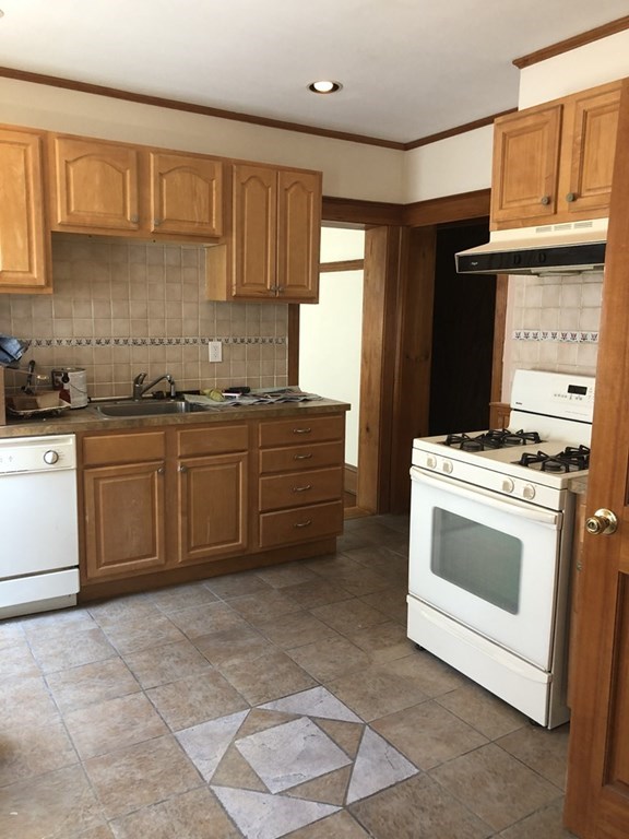 35 Iffley Rd, Jamaica Plain