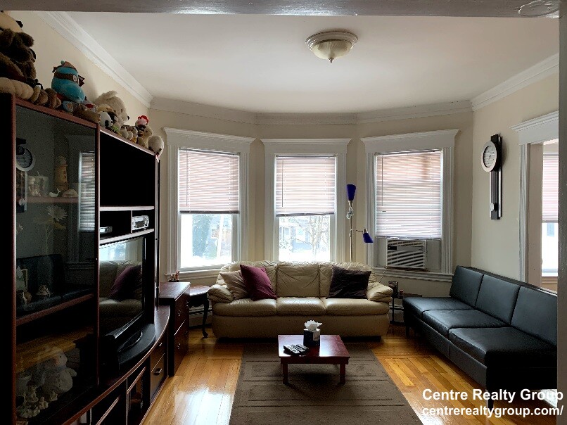 136 Middlesex Rd, Chestnut Hill