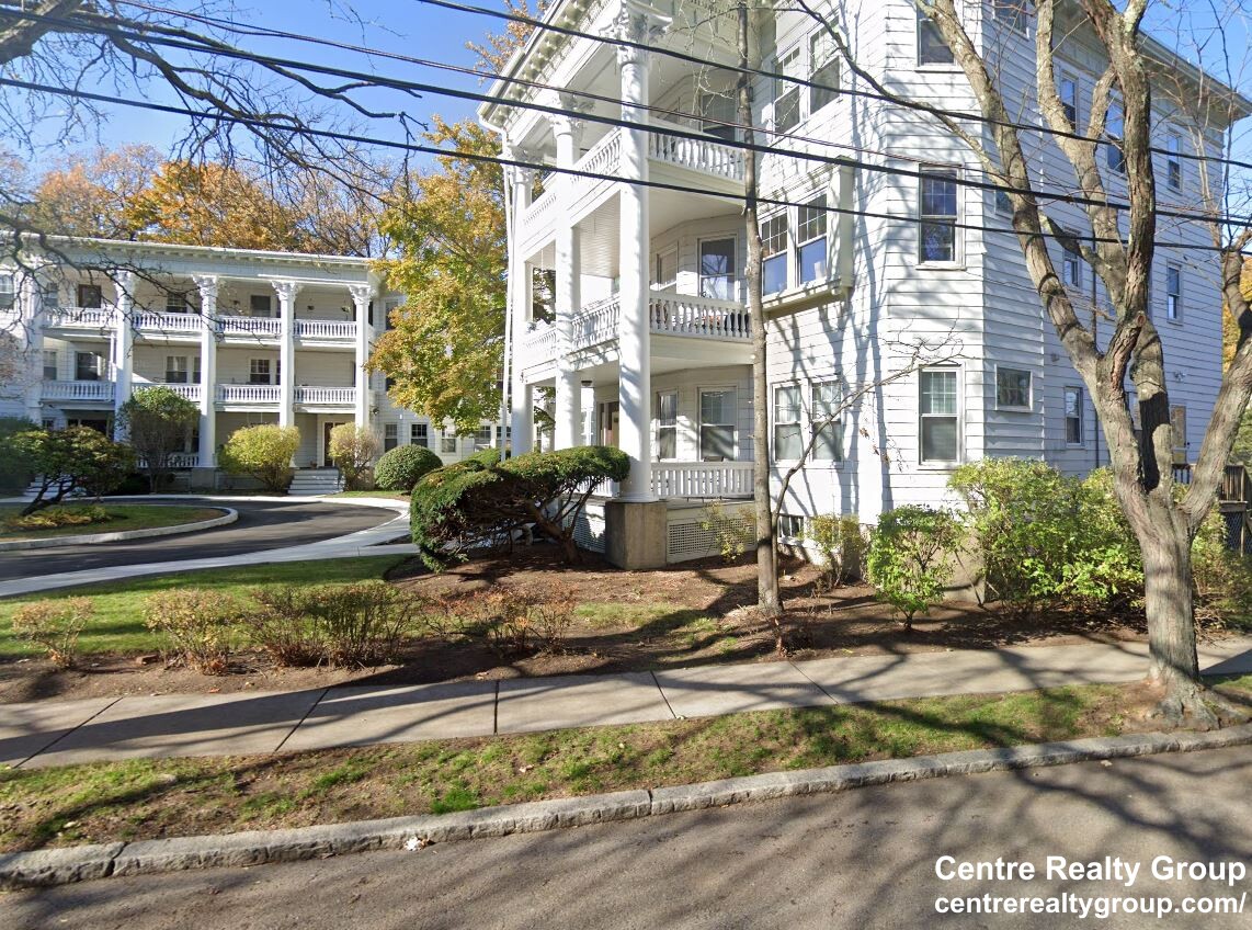 136 Middlesex Rd, Chestnut Hill