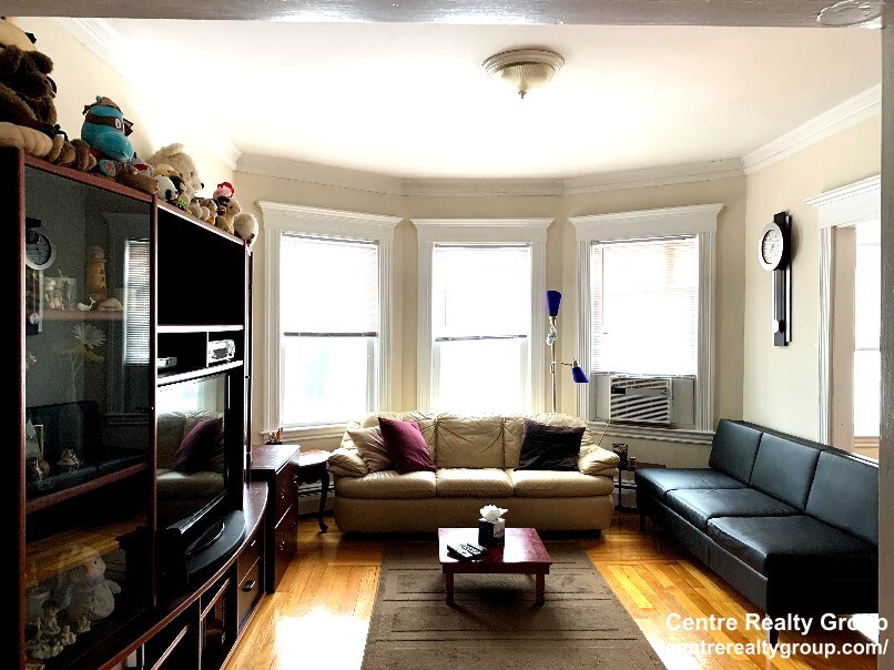 136 Middlesex Rd, Chestnut Hill