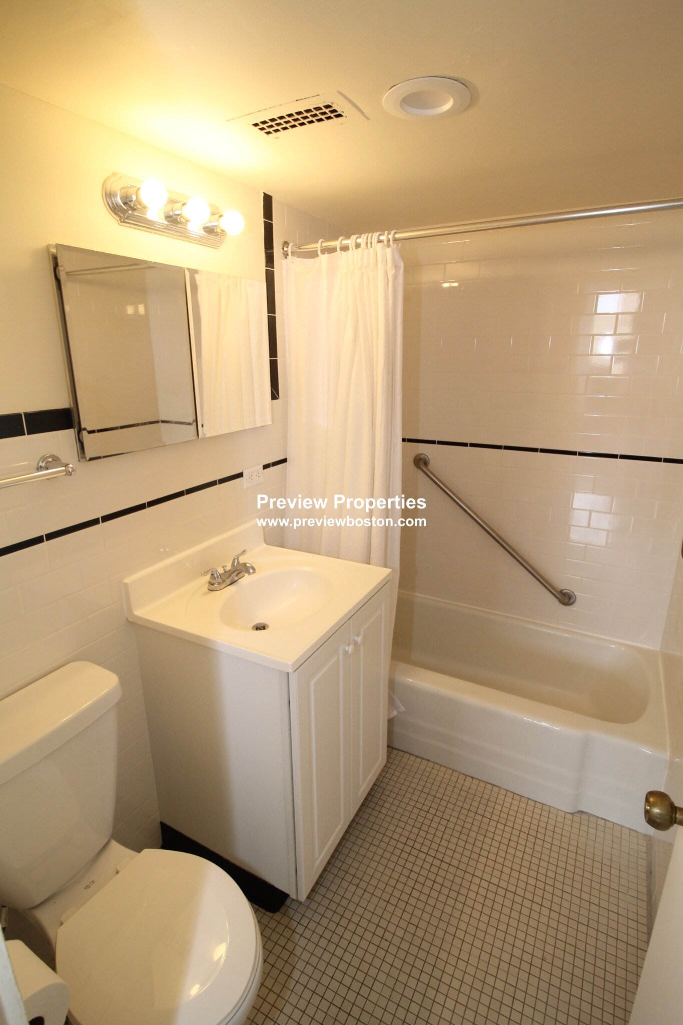 101 Monmouth St, Longwood