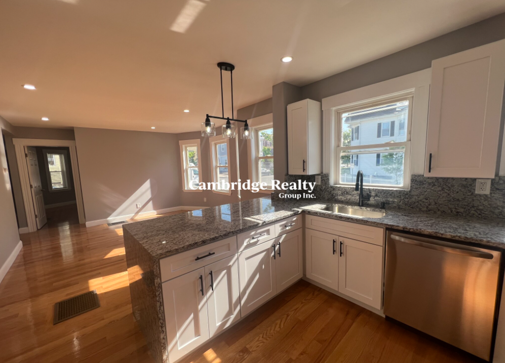 39 Albion St, Medford