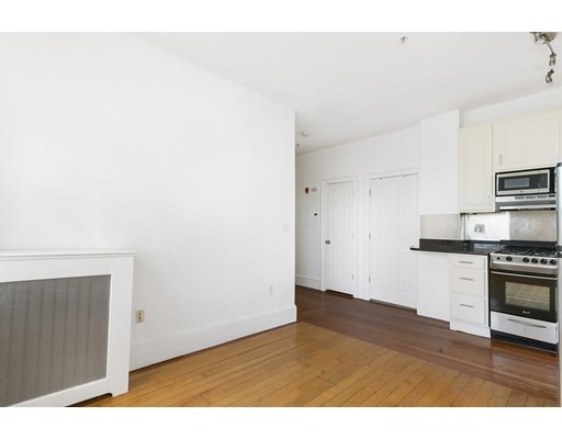 75 Burbank St, Fenway