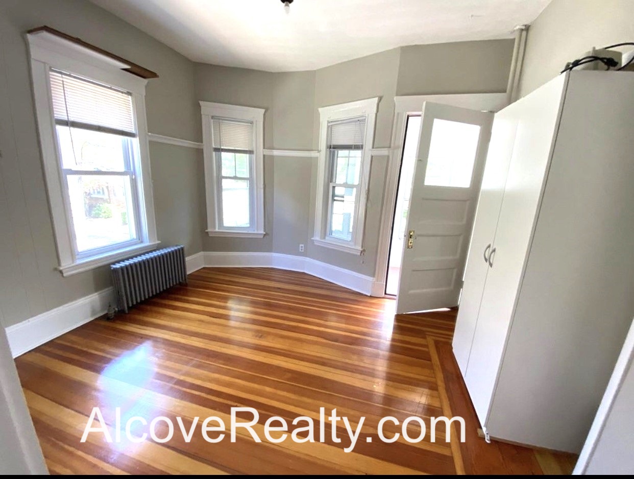 66 Simpson Ave, Tufts