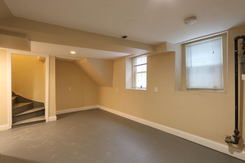 3 Saint James Pl, Roxbury