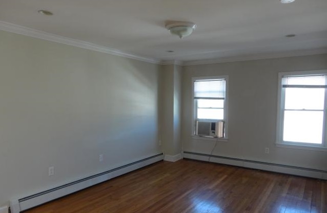 133 West 7th St, South Boston