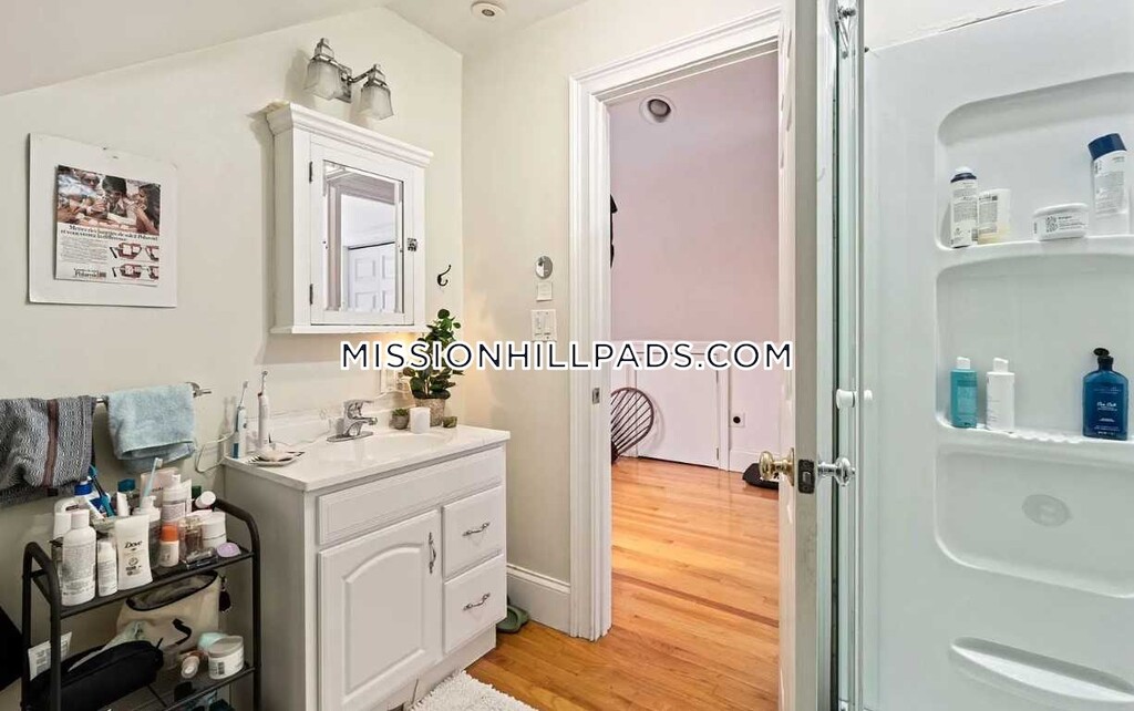 70 Hillside St, Mission Hill