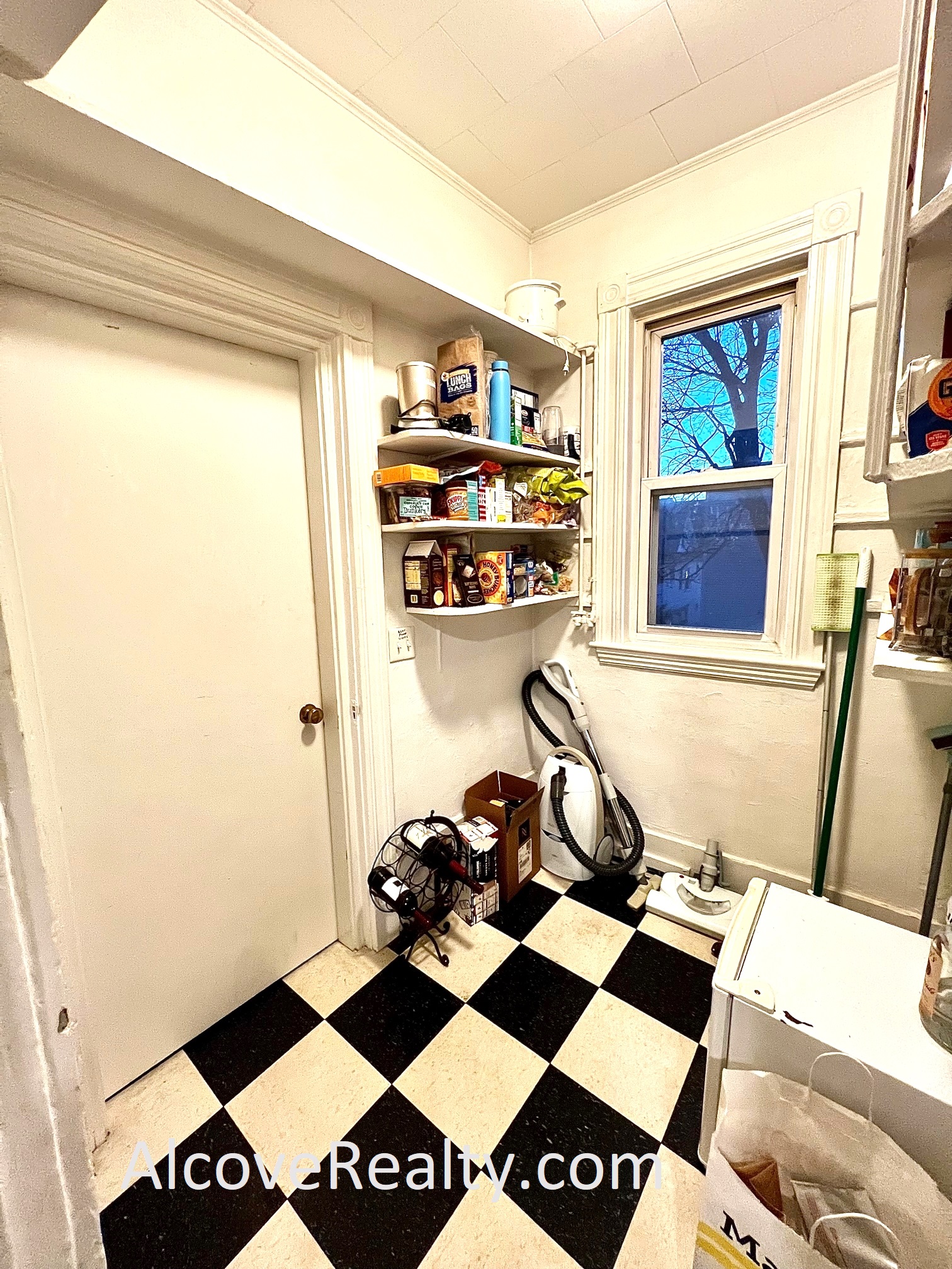 13 Farragut Ave, Teele Square