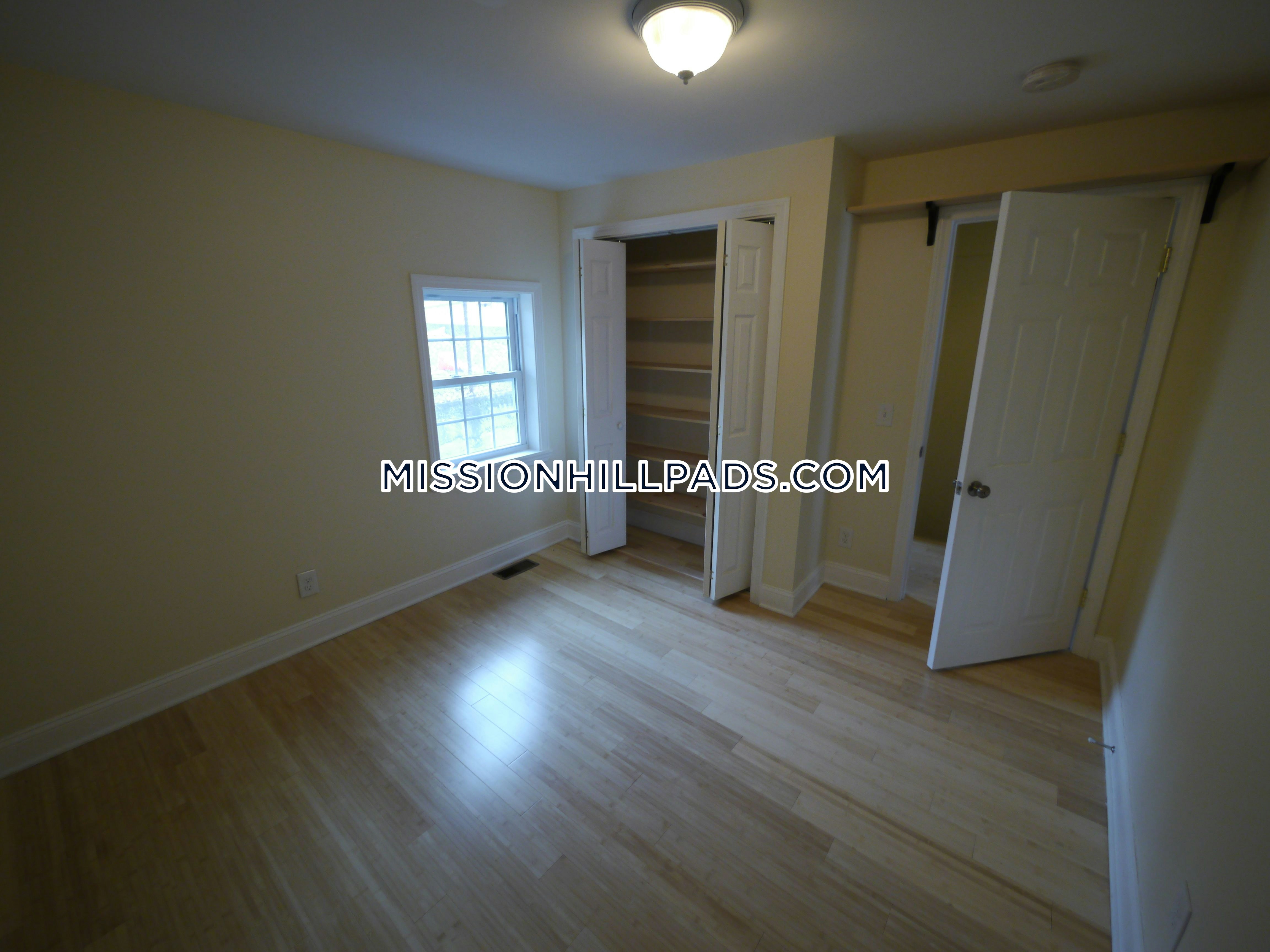 5 Saint James Pl, Roxbury