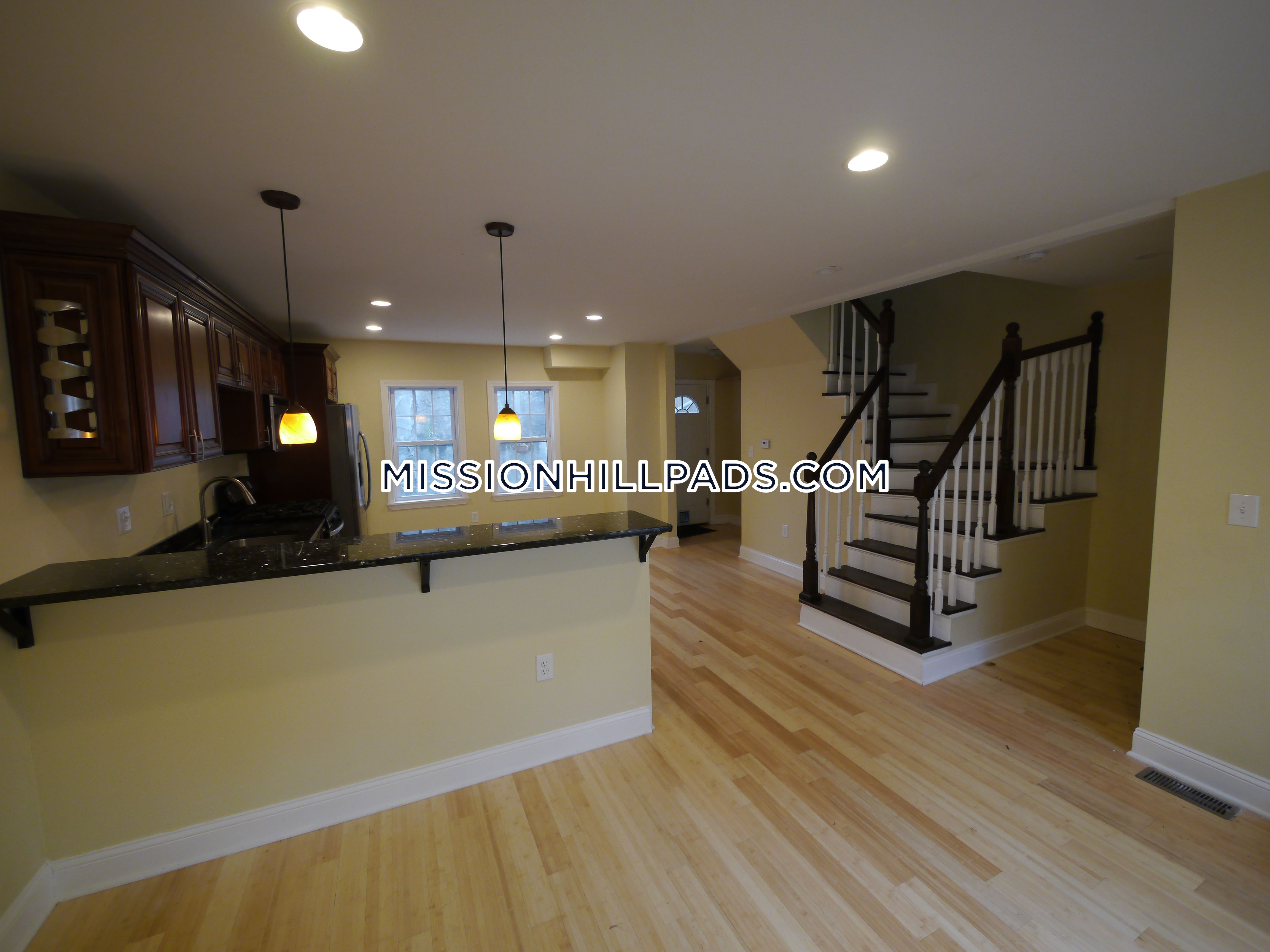 5 Saint James Pl, Roxbury