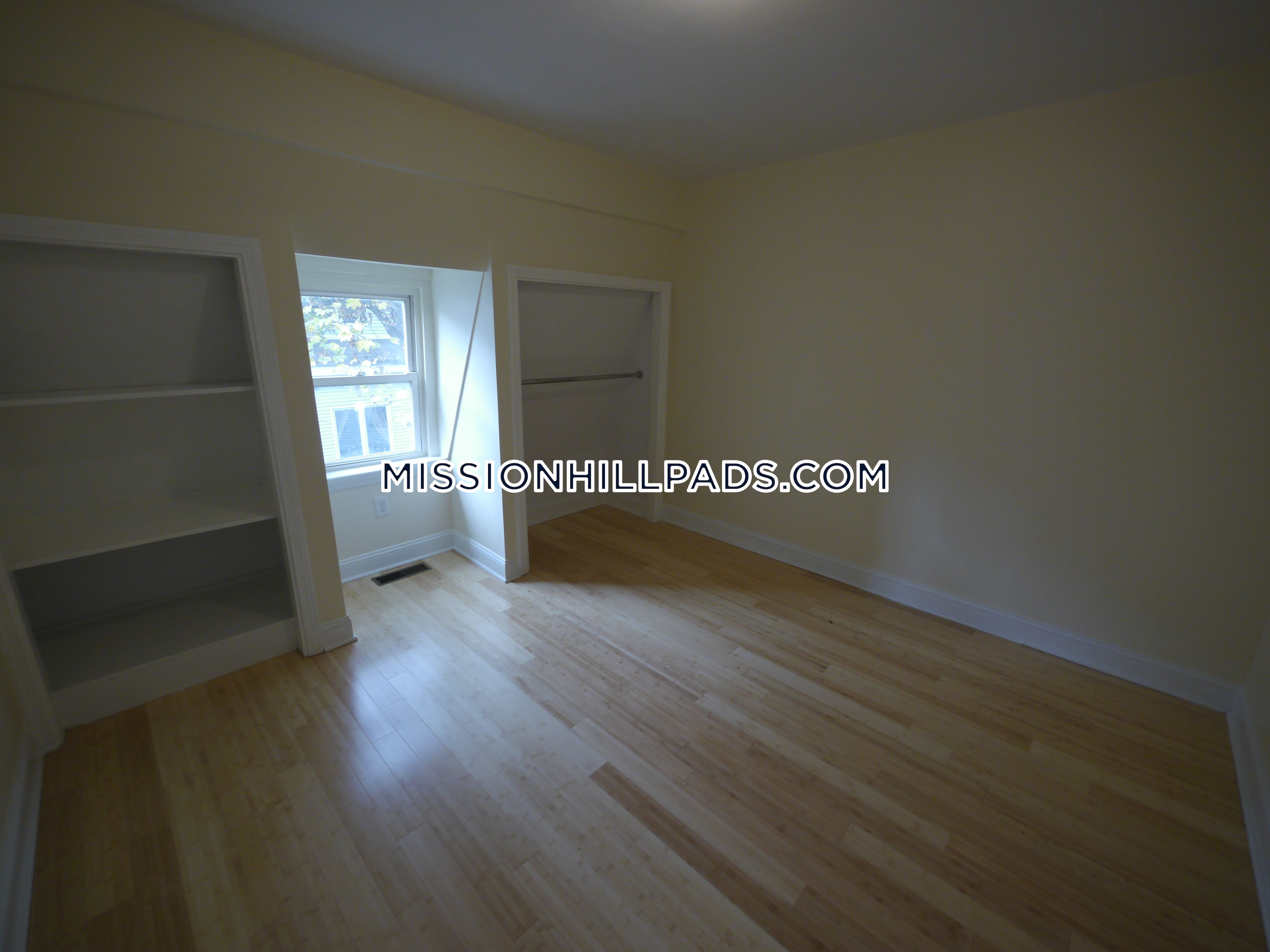 5 Saint James Pl, Roxbury