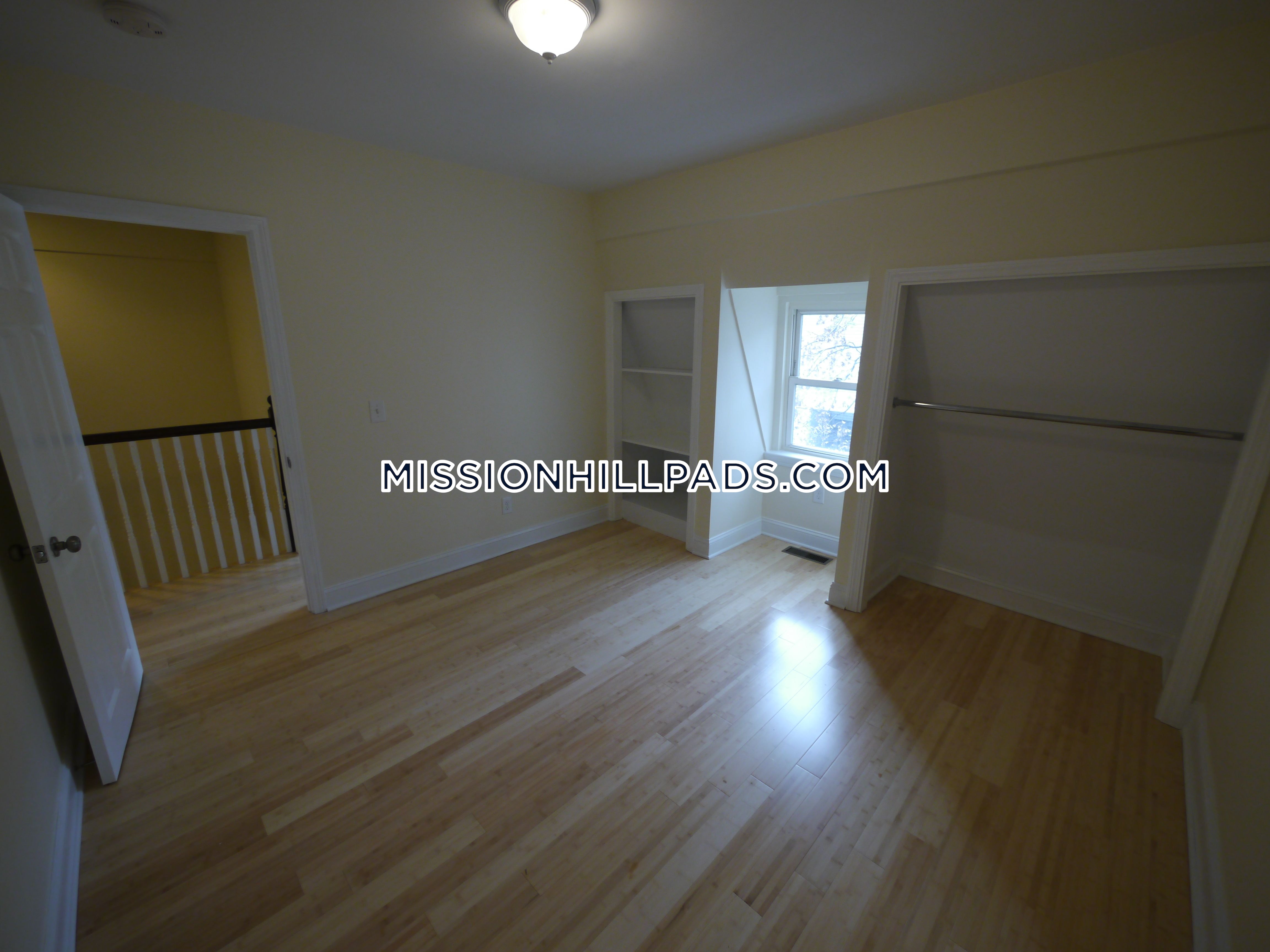 5 Saint James Pl, Roxbury