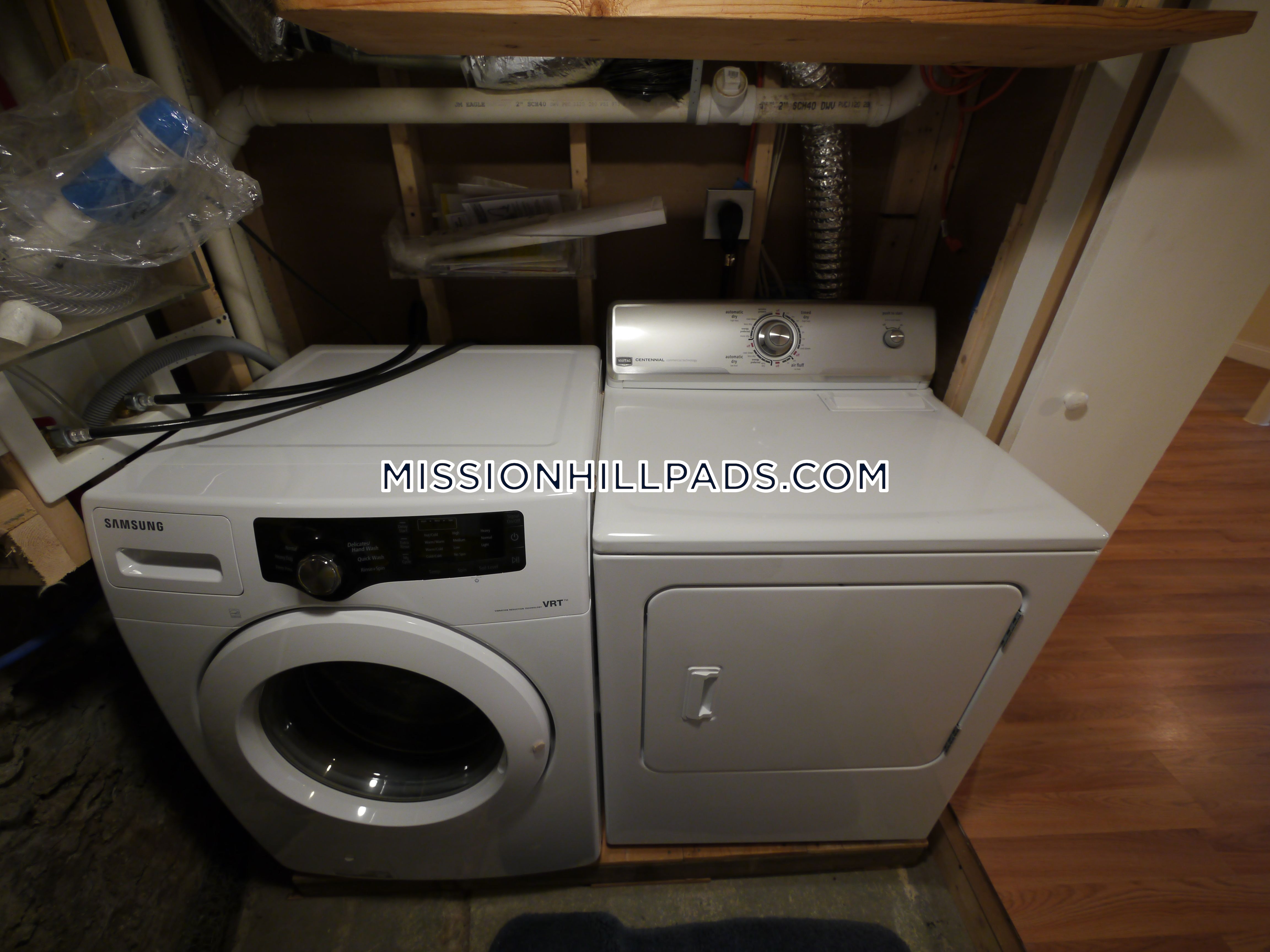 5 Saint James Pl, Roxbury