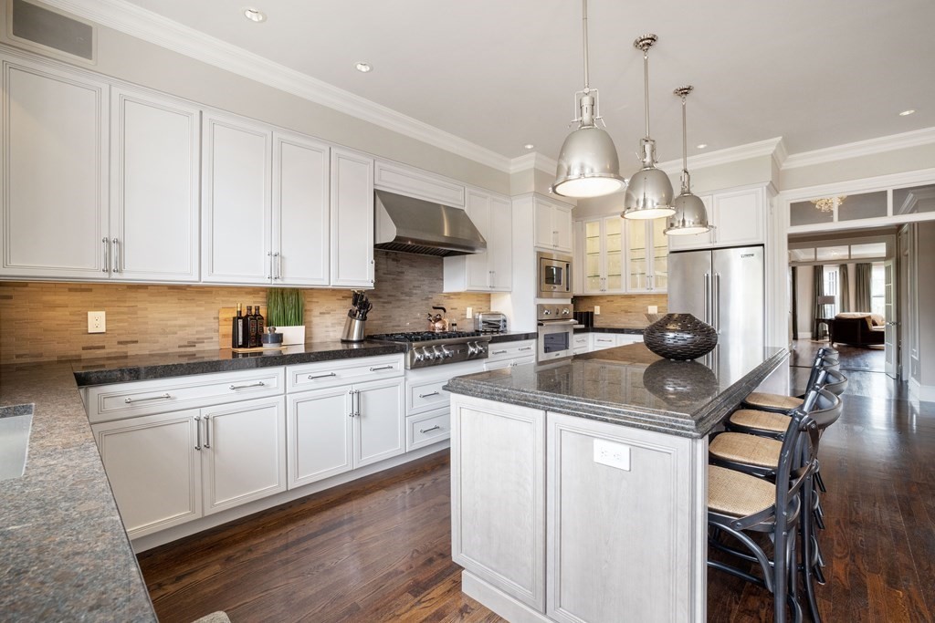 2116 Beacon St, Back Bay