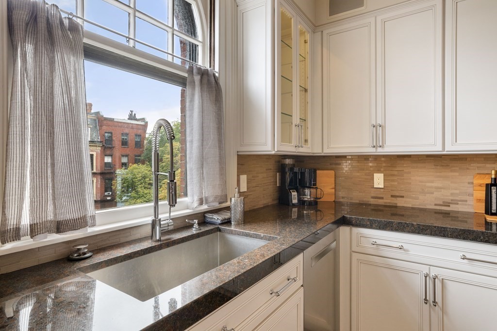 2116 Beacon St, Back Bay