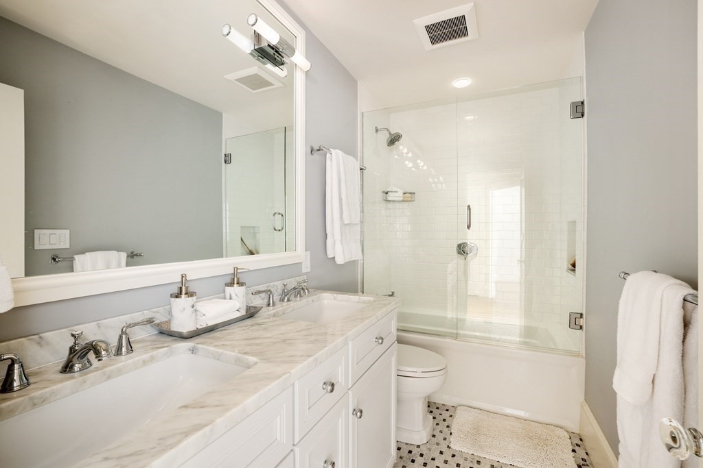 2116 Beacon St, Back Bay