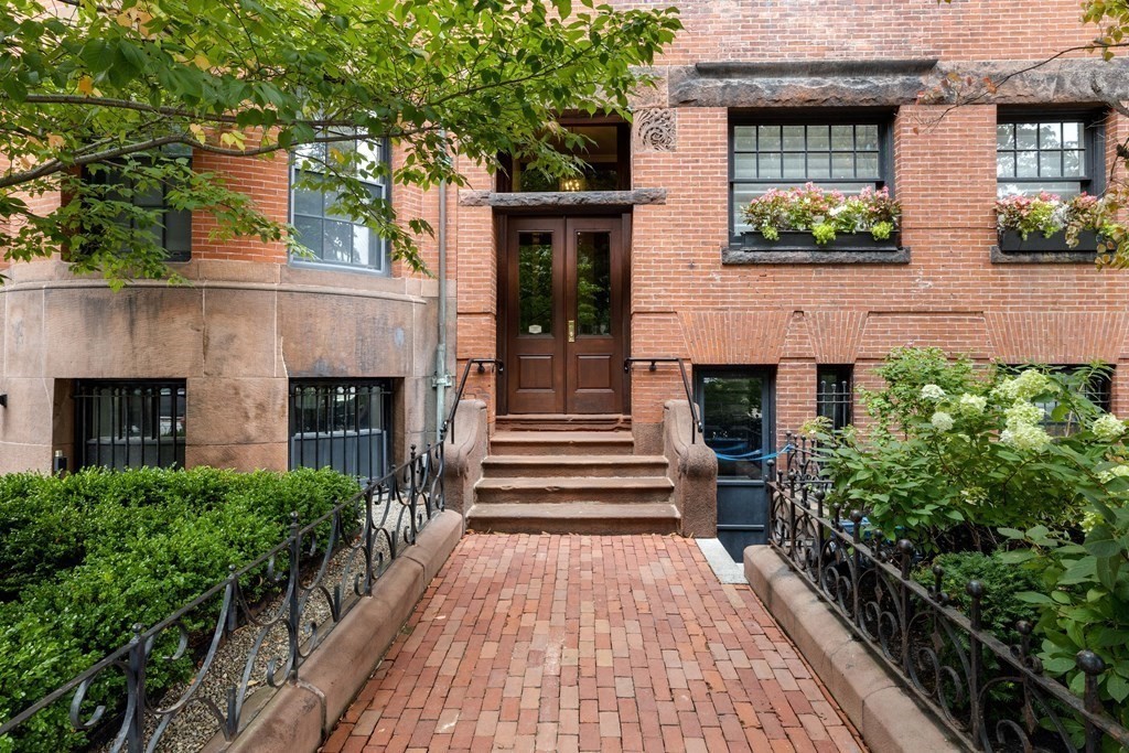 2116 Beacon St, Back Bay