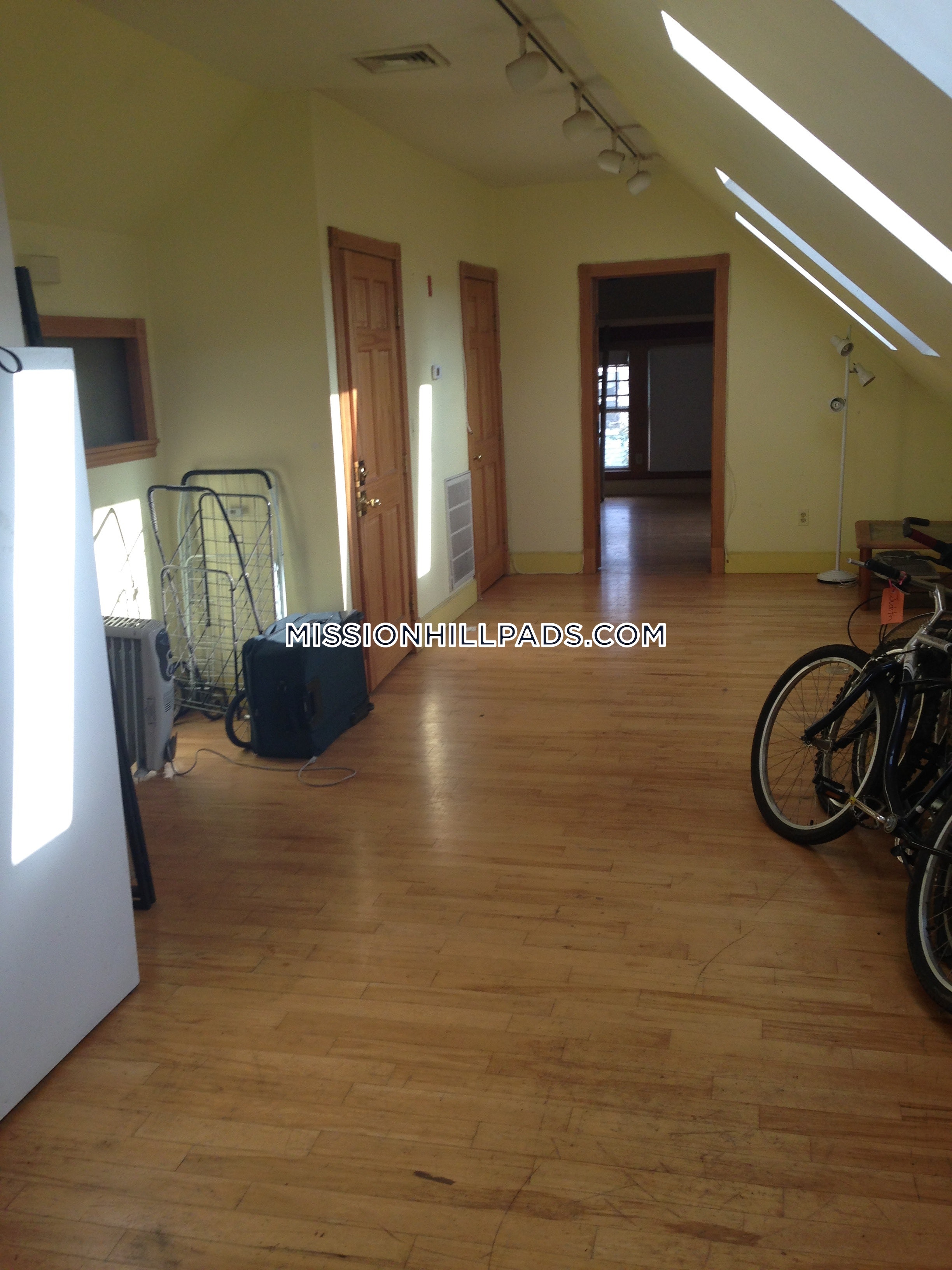 89 Hillside St, Mission Hill