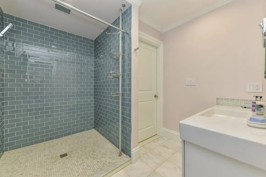 214 Beacon St, Back Bay