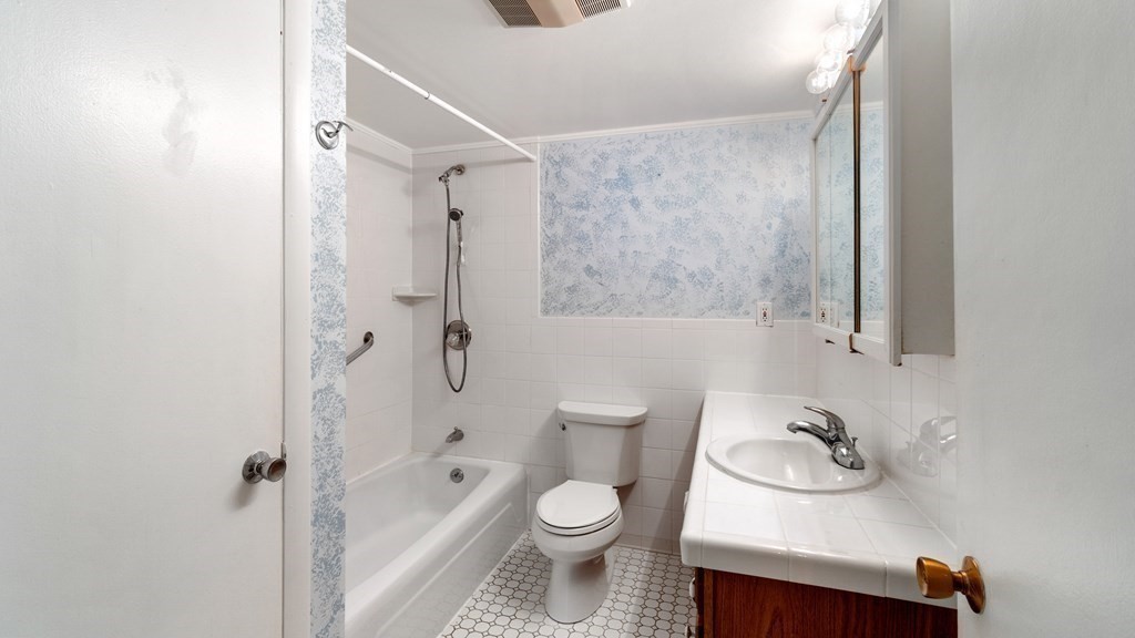 44 Broadlawn Park, Back Bay