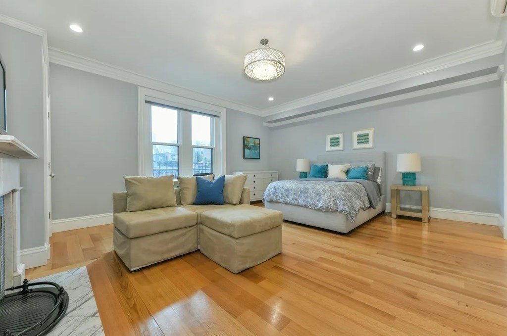 214 Beacon St, Back Bay