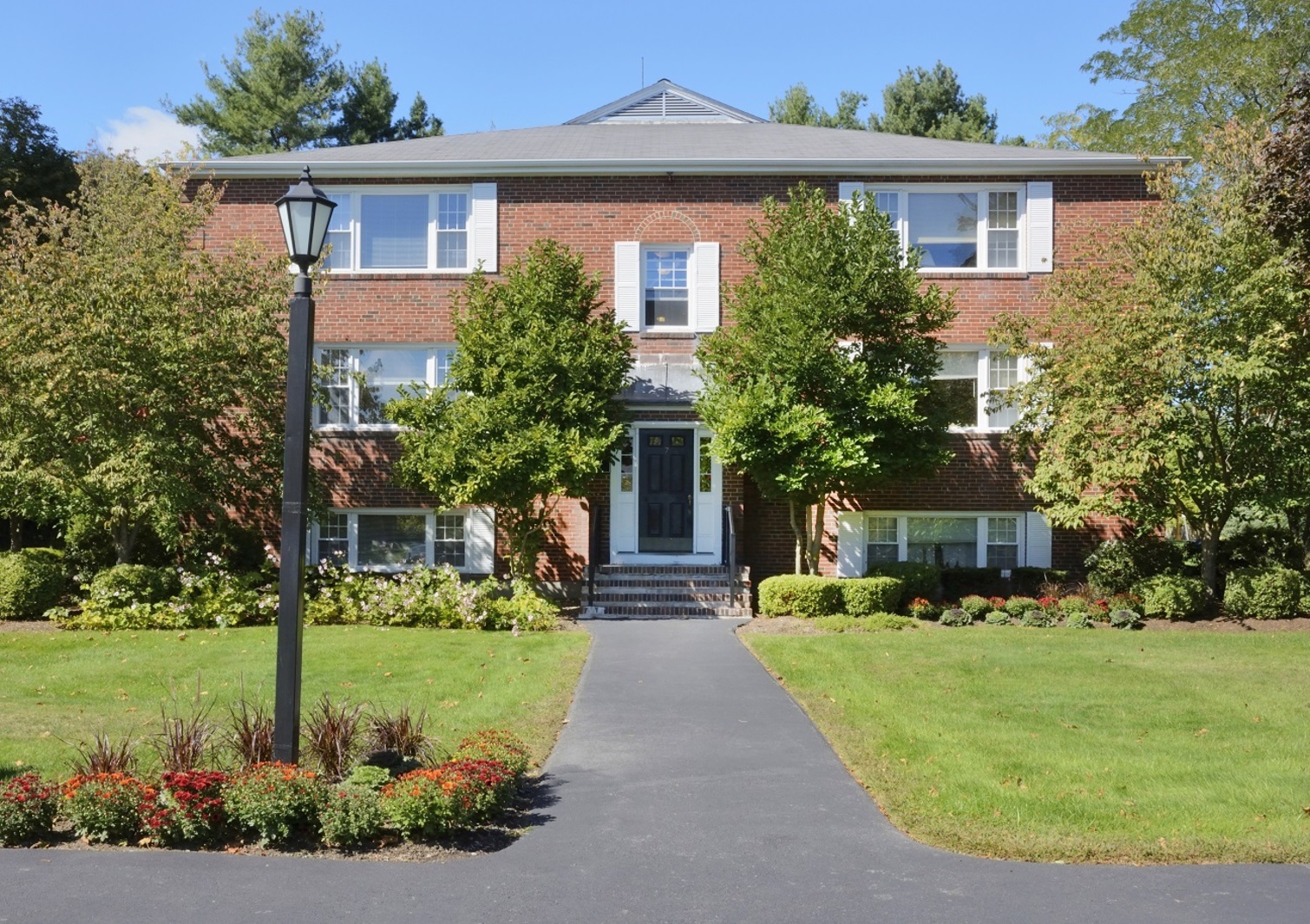 8 Captain Parker Arms, Five Fields