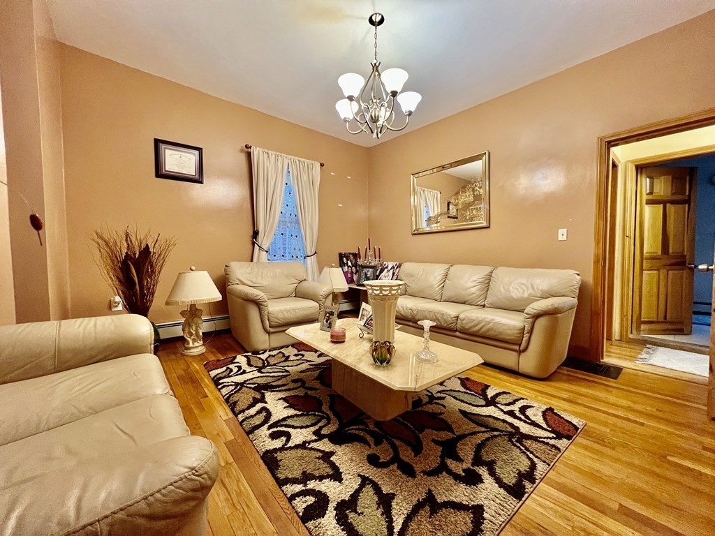 4 Cottage Ct, Roxbury