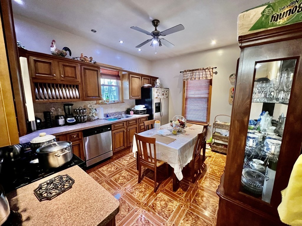 4 Cottage Ct, Roxbury