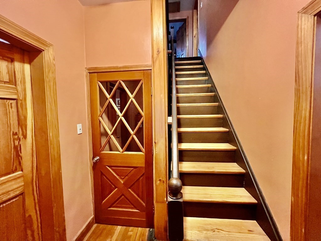 4 Cottage Ct, Roxbury