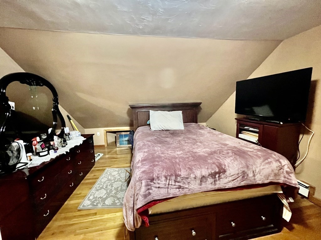 4 Cottage Ct, Roxbury