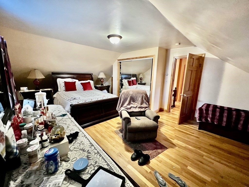 4 Cottage Ct, Roxbury