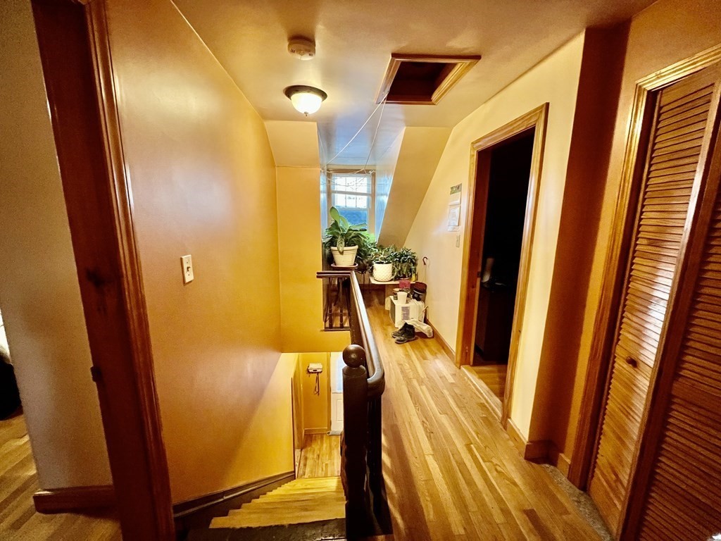 4 Cottage Ct, Roxbury