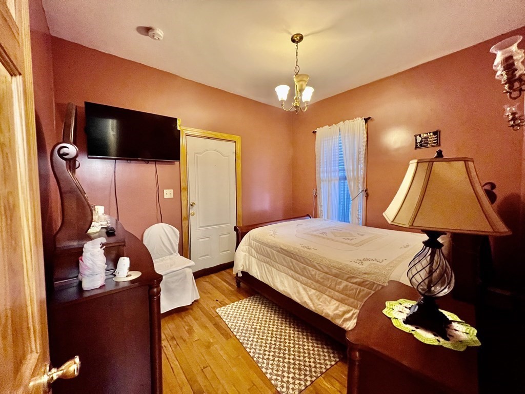 4 Cottage Ct, Roxbury