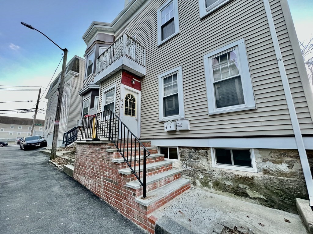 4 Cottage Ct, Roxbury