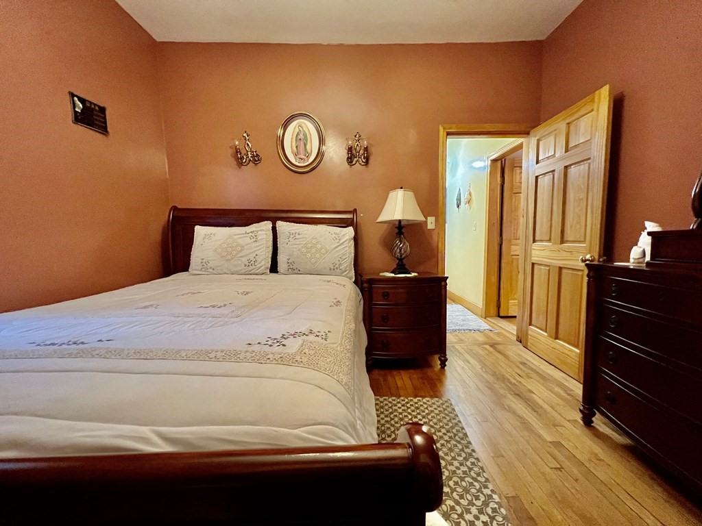 4 Cottage Ct, Roxbury